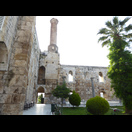 Die Reste des Minaretts der Isa Bey Moschee